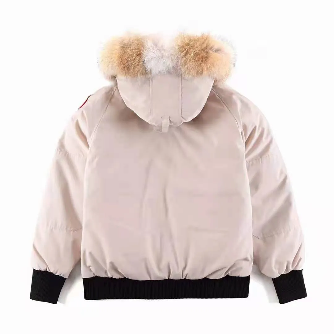 P780 with dust bag) Canada Goose Canada Goose #Chilliwack 7999M bomber jacket short down jacket ➖ Genuine synchronous anti-counterfeiting chip sensor! ➖ Imported 21-count polyester-cotton blended original fabric [last year’s 16-count/18-count hard fabrics have been completely eliminated, this year all use 21-count genuine synchronous fabrics, the soft mid-strap feels delicate and textured], genuine synchronous Feather-Light 10D waterproof coating fabric, made of 84.5 polyester fiber and 15.5 cotton, 100% the best feel in the entire network! ➖ The genuine official website is synchronized with the national standard 80 white duck down, you can check the official website customer service, there will never be a series of misleading claims such as 90 down or goose down! ➖ Using the best nylon lining with double double-layer sealing design, velvet-proof No. 7 needle + grid-filled down ready-made garments, there is 100% no so-called velvet running! ➖ The cuffs are designed with thickened seamless threads, and the collar and pockets are lined with top-quality polar fleece to keep you warm and comfortable! ➖ Yoshida YKK provides original custom-made electroplated sliders. YKK two-way lockable zippers are tight and smooth and will not peel off paint! ➖ 3M composite guarantees that the Velcro is the same as the original, durable, and all accessories and hardware are custom-made! ➖ Imported BEHRINGER embroidery machine to customize the 10,000-needle embroidery logo, 98% of which can be reproduced to restore the original logo. You can check and compare on the official website! 01 models for men and women SIZE: XS S M L XL XXL